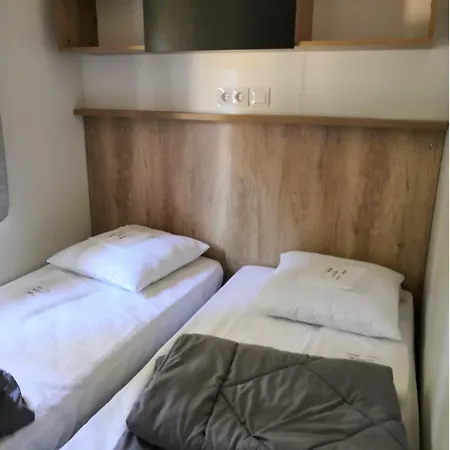 Mobilhome De Charme Au Bord Du